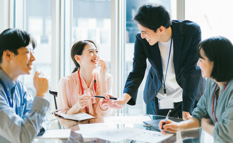 オフィスでの打ち合わせ
